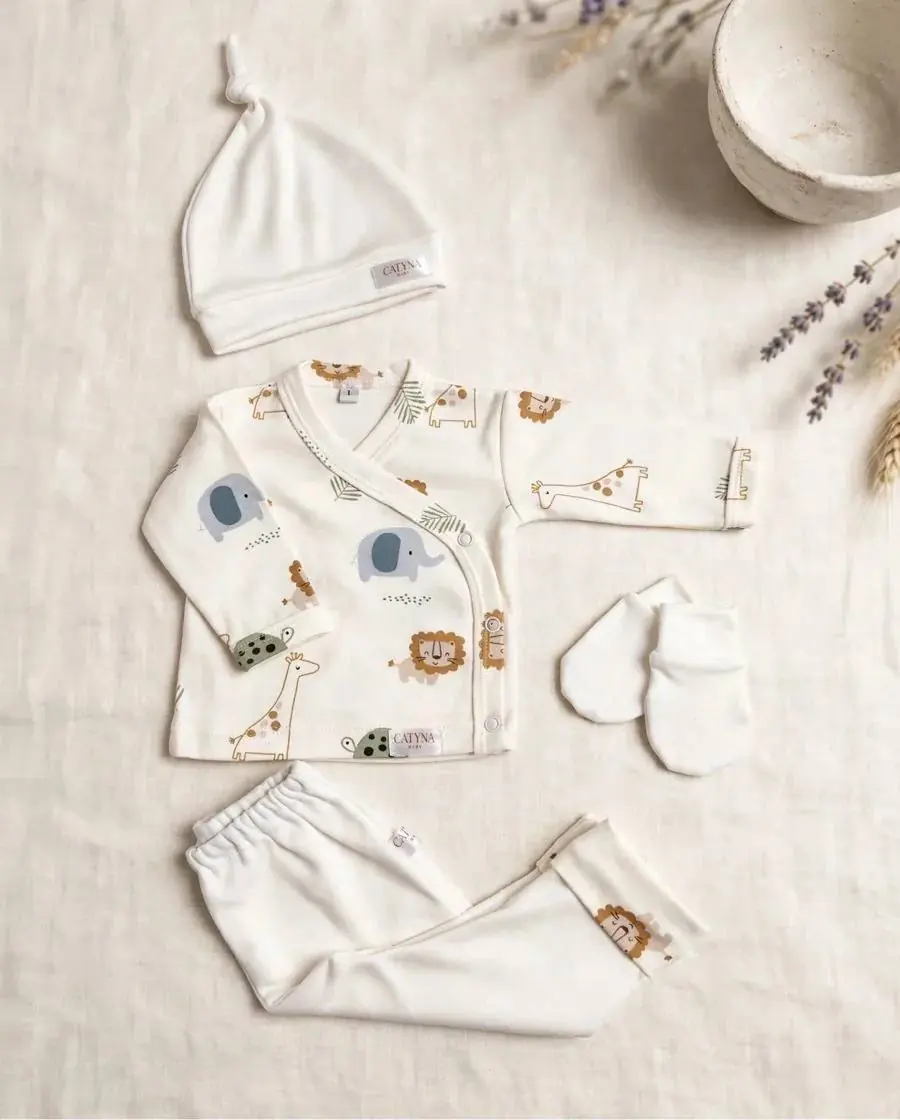 Set primera muda algodón safari: gorrito, camisita, pantalón y mitones