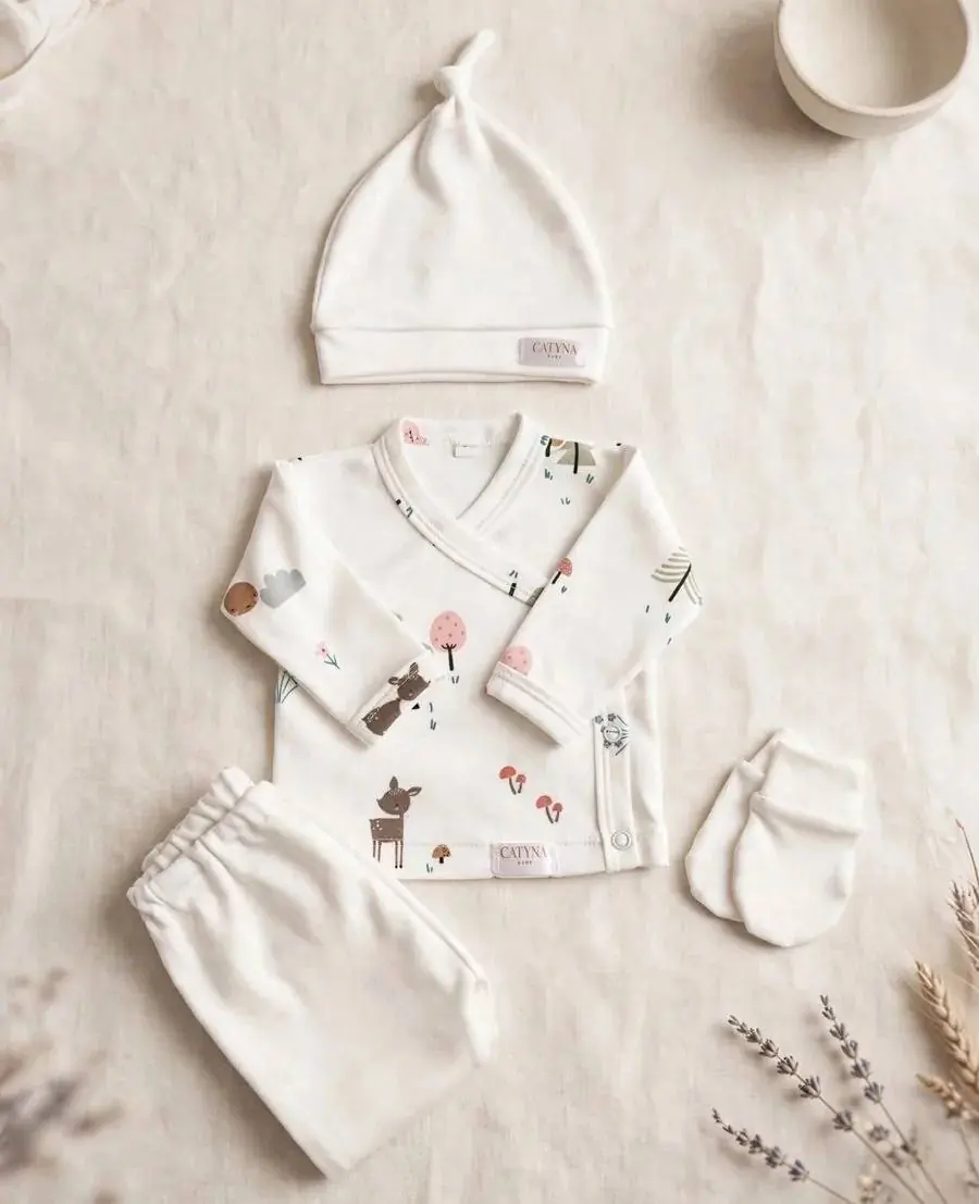 Set primera muda algodón ciervitos: gorrito, camisita, pantalón y mitones
