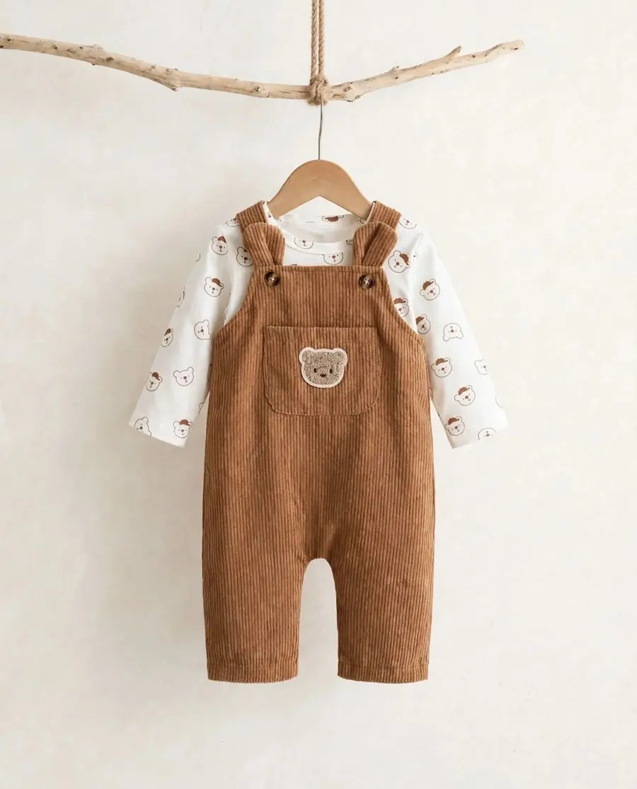Jardinerito de pana color caramelo con parche de osito, sobre body con estampado de ositos
